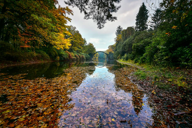 posto incredibile in germania - rakotzbrucke noto anche come ponte dei diavoli a kromlau. - arch rock foto e immagini stock