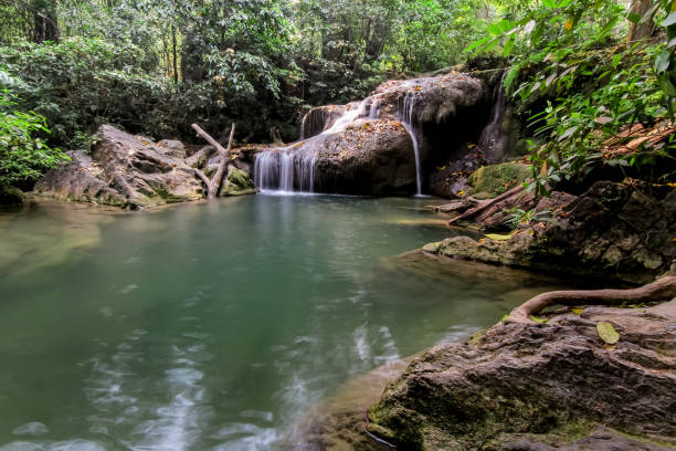 cascade d’erawan - waterfall tropical rainforest erawan thailand photos et images de collection