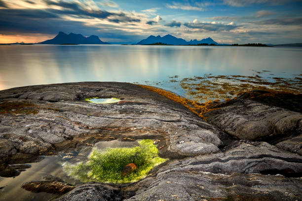 lofoten, norvegia nel febbraio 2017 intorno a nusfjord - arch rock foto e immagini stock