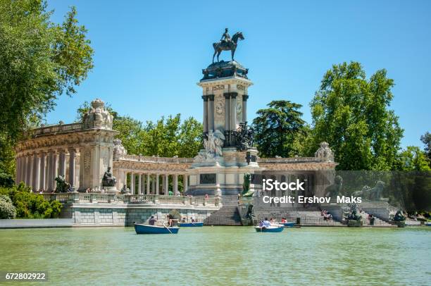 Buen Retiro Park En Madrid España Foto de stock y más banco de imágenes de Parque del Buen Retiro - Parque del Buen Retiro, Madrid, Parque público