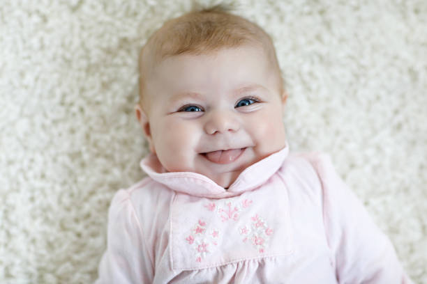 2 つまたは 3 か月古い青い目をした女の赤ちゃんのクローズ アップ。 - portrait germany party bed ストックフォトと画像