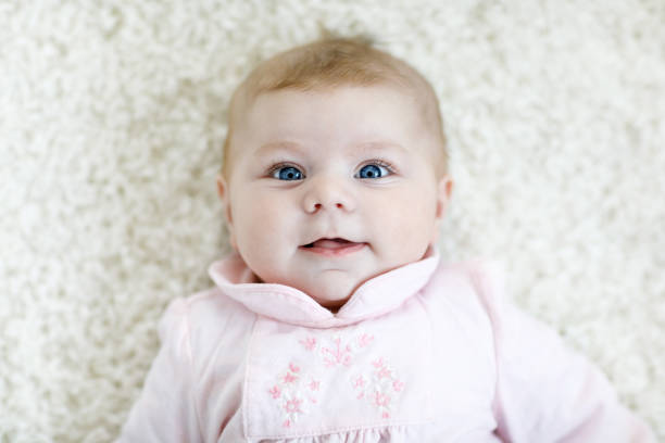 2 또는 3 개월 된 딸 파란 눈의 클로즈업. - portrait germany party bed 뉴스 사진 이미지
