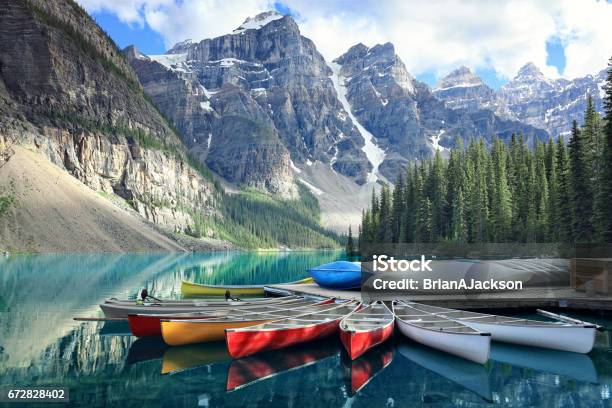 Photo libre de droit de Lac Moraine Dans Les Montagnes Rocheuses Alberta Canada banque d'images et plus d'images libres de droit de Canada