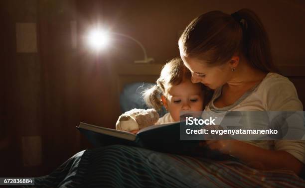 Mutter Und Kind Lesen Buchen Im Bett Vor Dem Schlafengehen Stockfoto und mehr Bilder von Mutter