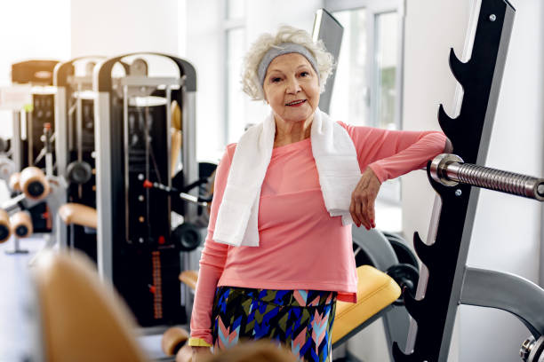 nonna felice in centro fitness - centro di arti sceniche foto e immagini stock