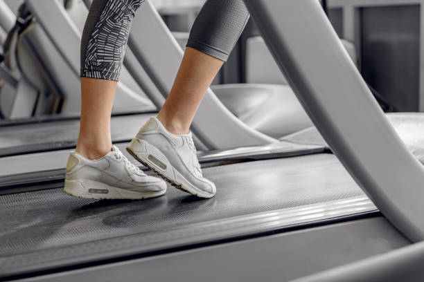 legs of woman running on treadmill - running athlete staircase teenager imagens e fotografias de stock