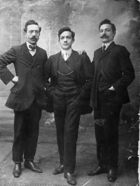 italienisches familienporträt der 1920er jahre - nur männer fotos stock-fotos und bilder