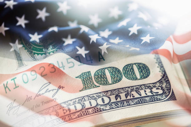 アメリカの国旗とアメリカのドル。吹く風と 100 ドル紙幣の背景にアメリカの国旗 - high banks 写真 ストックフォトと画像