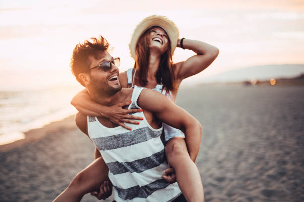 miłość jest najlepsza - young adult beach people cheerful zdjęcia i obrazy z banku zdjęć