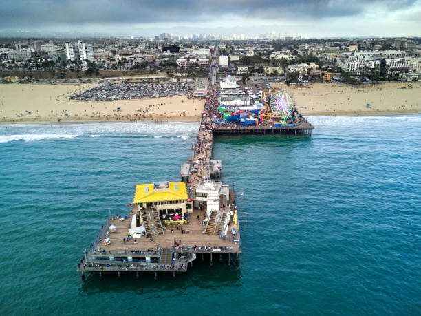 muelle de santa monica - santa monica pier city of los angeles los angeles county aerial view fotografías e imágenes de stock