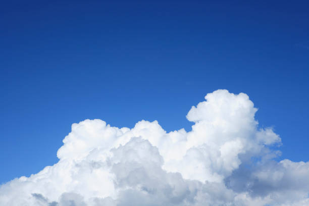 возвышающиеся облака летом - blue sky cumulonimbus cloud стоковые фото и изображения