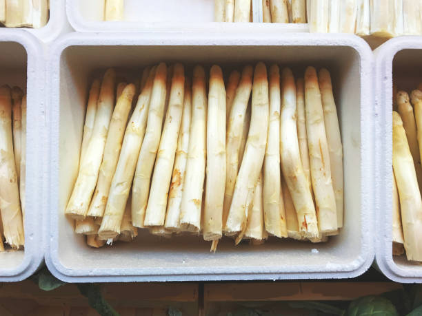 White asparagus A box with white asparagus meio ambiente stock pictures, royalty-free photos & images