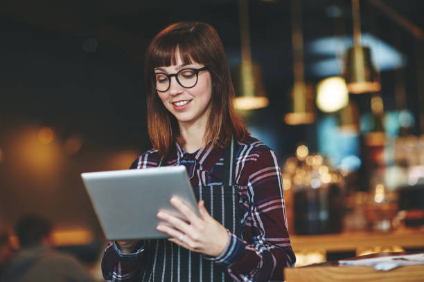 istock Running her coffee shop on one easy to use device 672924582