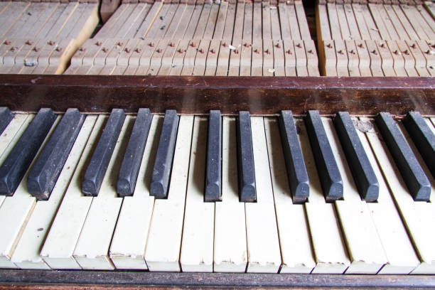 istock Keys from an old broken damaged piano 672929718