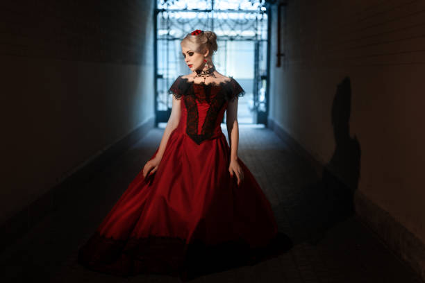donna in modo vittoriano. - fashion gothic style lace women foto e immagini stock