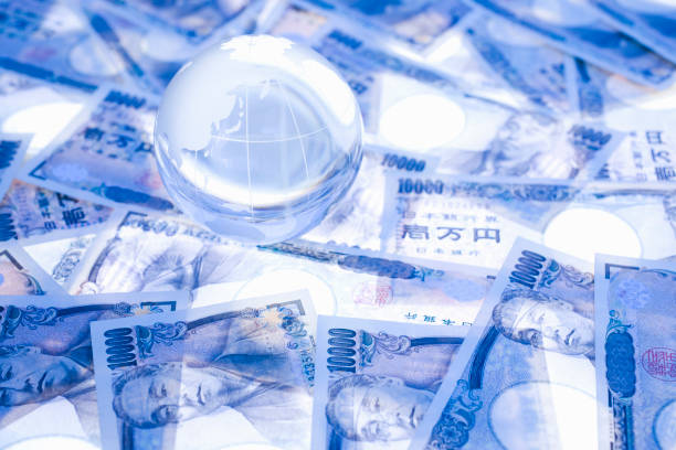 istock Crystal and one man Yen 672951080