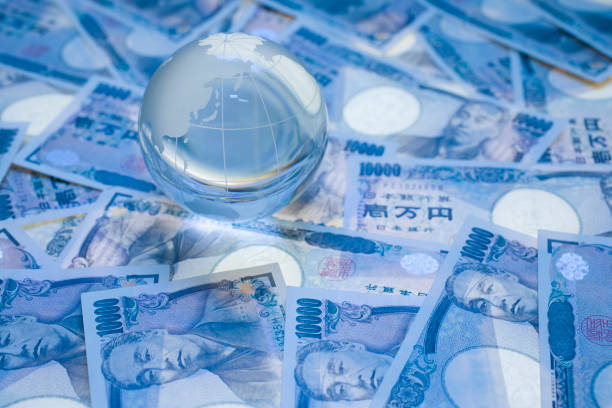 istock Crystal and one man Yen 672951094