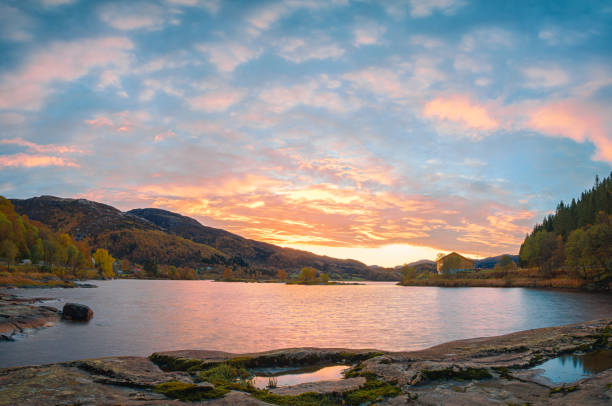 Paesaggio norvegese al tramonto autunnale - foto stock