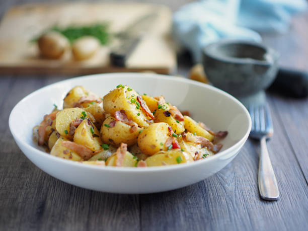 niemiecka sałatka ziemniaczana - salad prepared potato potato salad food zdjęcia i obrazy z banku zdjęć