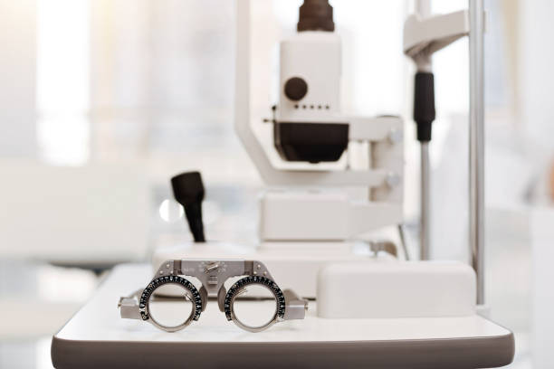 imagen del nuevo equipo de oftalmólogos - looking eyesight optometrist focus fotografías e imágenes de stock