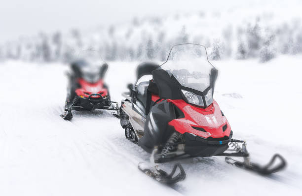 два красных снегохода - snowmobiling adventure snow travel стоковые фото и изображения