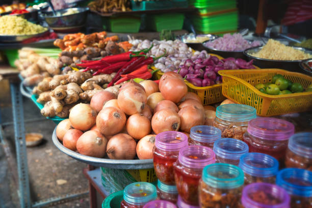 mercado de alimentos na ásia - vietnam market asia bird - fotografias e filmes do acervo