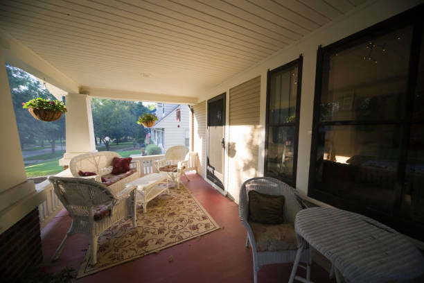 istock American House porch 673000352