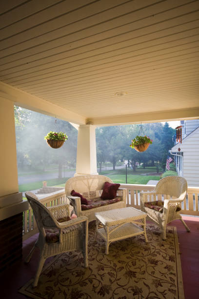 istock American House porch 673000368