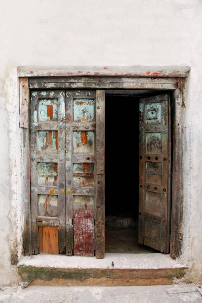 istock Old wooden door 673002872