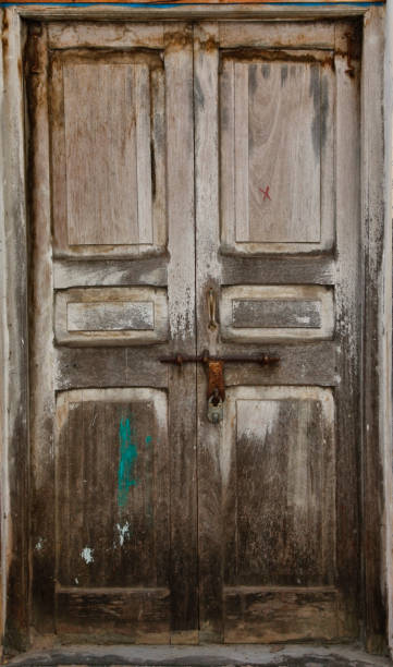 istock Old wooden door 673006798