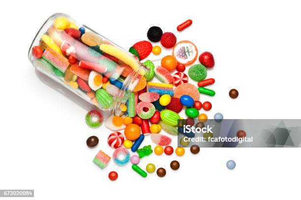 Candy Jar Auf Weißem Hintergrund Stockfoto und mehr Bilder von Süßigkeit - Süßigkeit, Kuchen und Süßwaren, Einmachglas