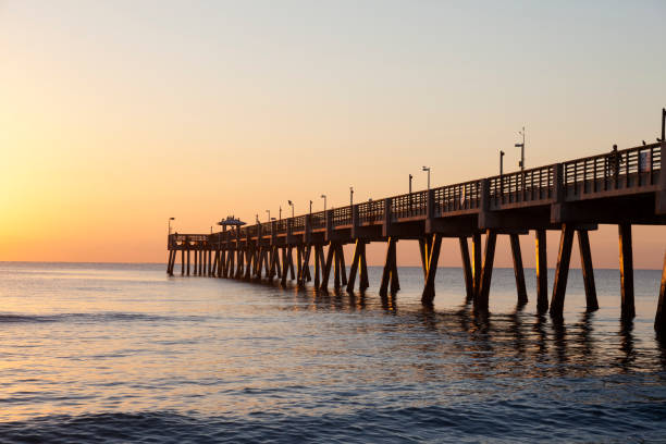 molo da pesca sulla spiaggia di dania all'alba. florida, stati uniti - sunrise broward county florida foto e immagini stock