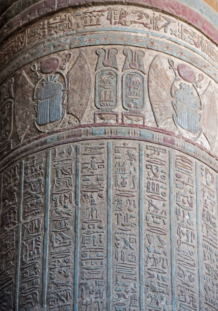hieroglyphischen schnitzereien auf einer alten ägyptischen tempel-spalte - esna stock-fotos und bilder