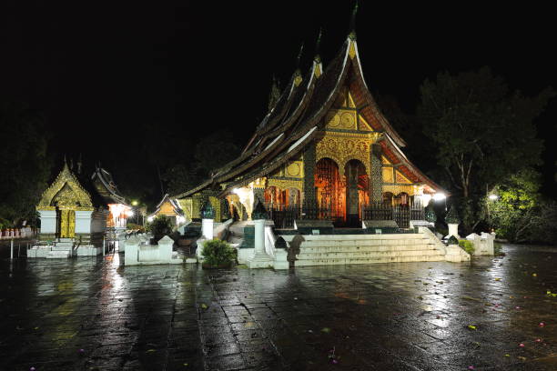 avant stoop-sim ou congrégation hall. wat xieng thong-luang prabang-laos 4325 - front stoop photos et images de collection