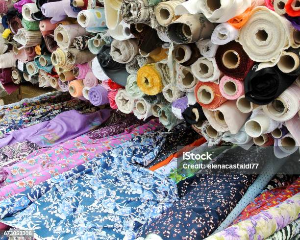 Foto de Rolos De Tecido e mais fotos de stock de Abstrato - Abstrato, Algodão - Material Têxtil, Armazém
