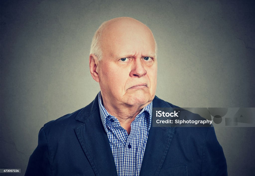Portrait d’un homme en colère, grincheux aîné d’affaires, isolé sur le fond gris - Photo de Hommes libre de droits