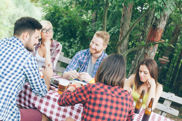 istock Friends have lunch at nature 673070330