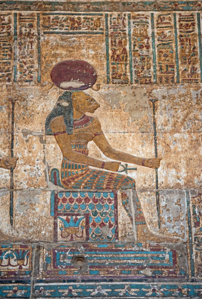 hieroglyphic フルーツカービングでは、古代エジプトの寺院の壁 - luxor egypt temple ancient egyptian culture ストックフォトと画像