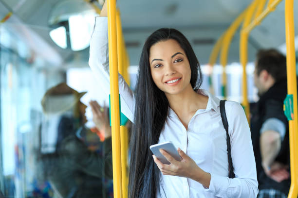 alegre joven viajando y usando el teléfono inteligente - bus transportation indoors people fotografías e imágenes de stock