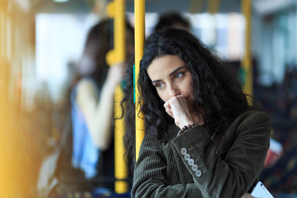 mujer joven pensativa viajando y sostiene el teléfono inteligente - bus transportation indoors people fotografías e imágenes de stock