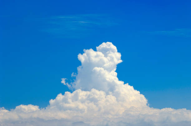 nube imponente in estate - massa di nuvole foto e immagini stock