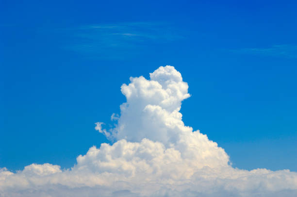 towering cloud in summer - cumulonimbus imagens e fotografias de stock