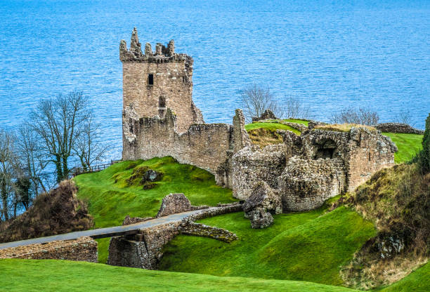 スコットランドのハイランド地方のネス湖のほとりのアーカート城。 - urquhart castle ストックフォトと画像