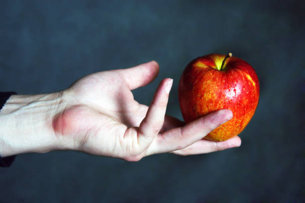 рука человека с яблоком - granny smith apple стоковые фото и изображения
