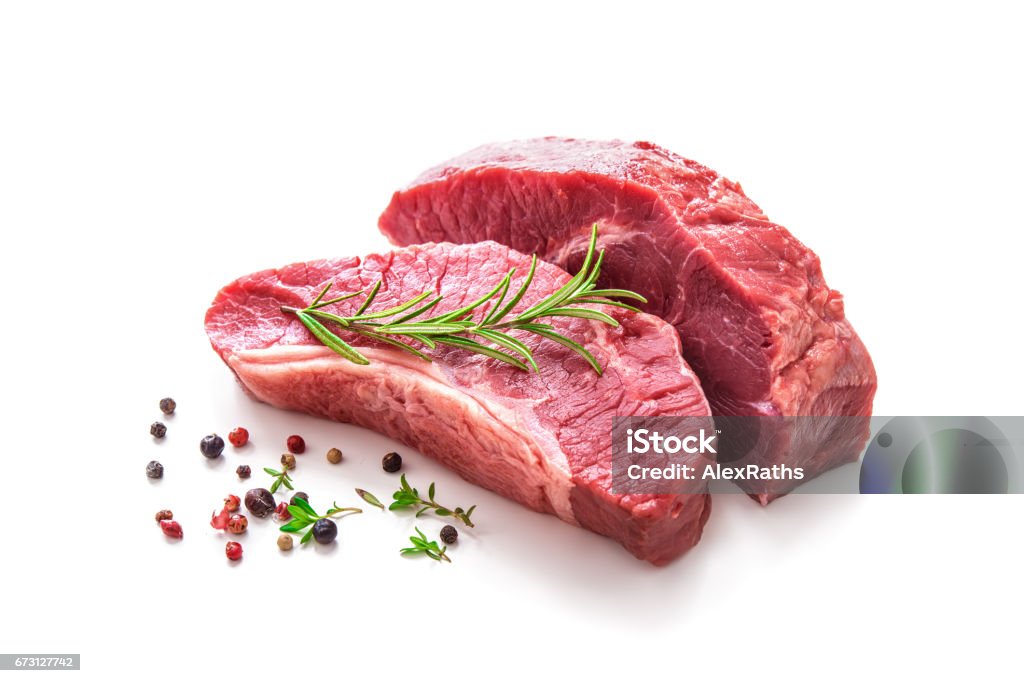 Pedazos de carne de res asado crudo con los ingredientes - Foto de stock de Carne libre de derechos