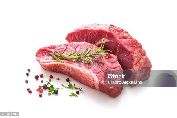 Pedazos De Carne De Res Asado Crudo Con Los Ingredientes Foto de stock y más banco de imágenes de Carne