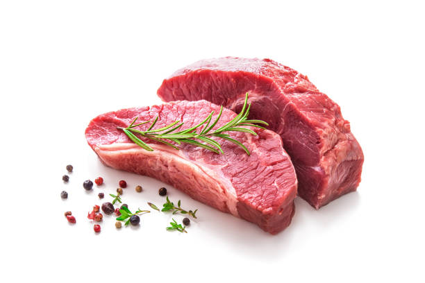 pedaços de carne de bovino assado cru com ingredientes - filet mignon steak raw meat - fotografias e filmes do acervo