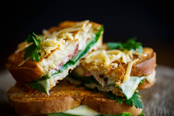 uma sandes quente com salsicha e salada de folhas - grilled cheese panini sandwich - fotografias e filmes do acervo