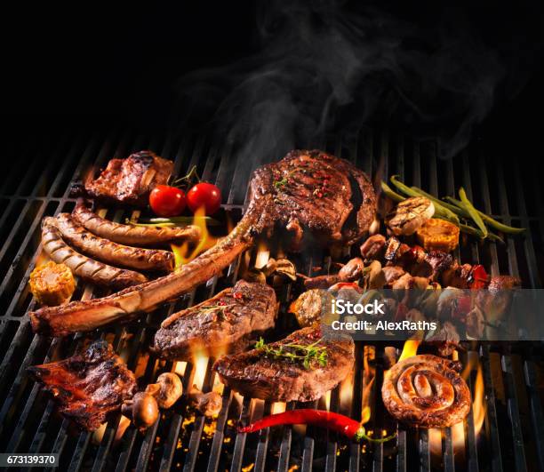 Deliziosa Carne Alla Griglia Assortite Su Un Barbecue - Fotografie stock e altre immagini di Griglia per barbecue