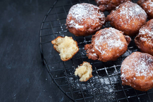 frische leckere hausgemachte warme apfel fritten auf dunkel - frittiertes gebäck stock-fotos und bilder